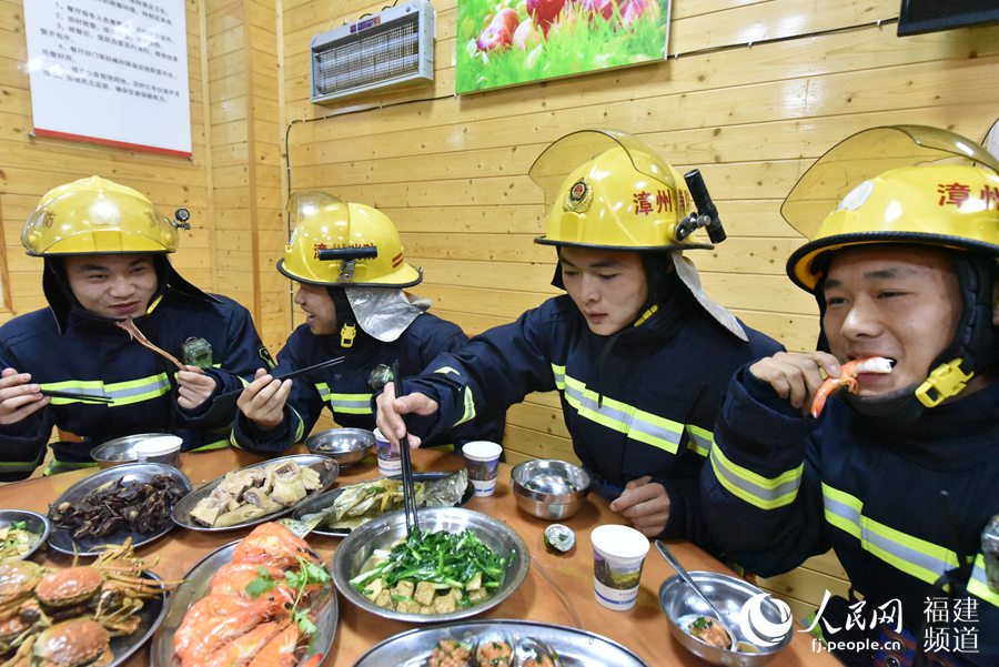 “在家過年熱鬧，在大隊過年還有兄弟們在一起，更熱鬧?！蹦暇赶来箨爲鸲芬话喔卑嚅L王祥祥（右二）感嘆。 余杉芳攝