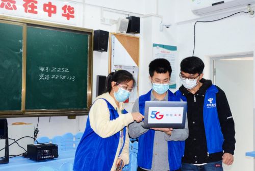 電信技術人員為漳州應急演練調測云會議系統