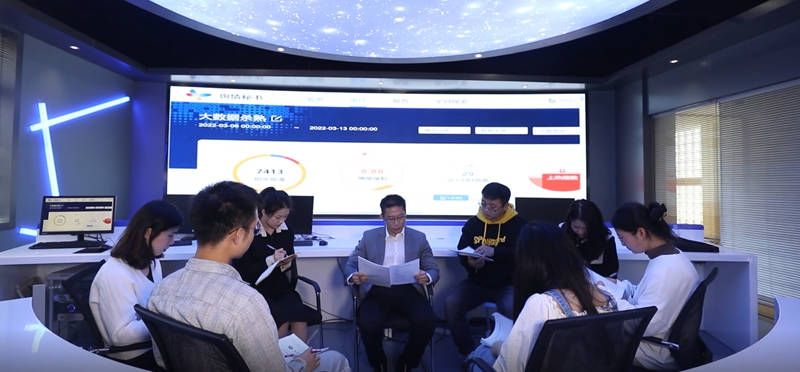 福建技術師范學院副院長陳志勇與學生在實驗室進行討論.png 福建技術師范學院副院長陳志勇與學生在實驗室進行討論.png