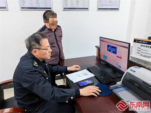 執法員指導司機網上換證.jpg 執法員指導司機網上換證.jpg