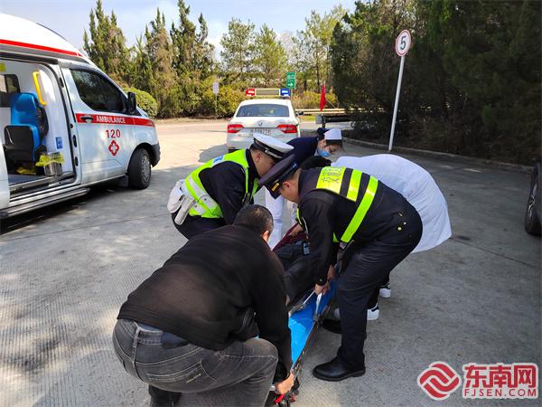 合力將患者送上救護車.jpg 合力將患者送上救護車.jpg