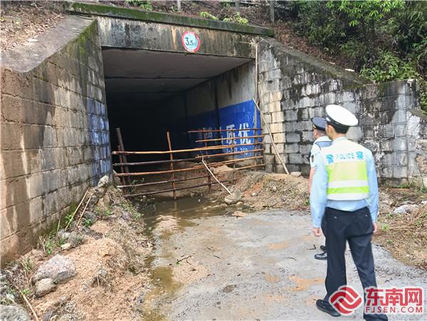 執法員發現涵洞圈養牲畜.jpg 執法員發現涵洞圈養牲畜.jpg