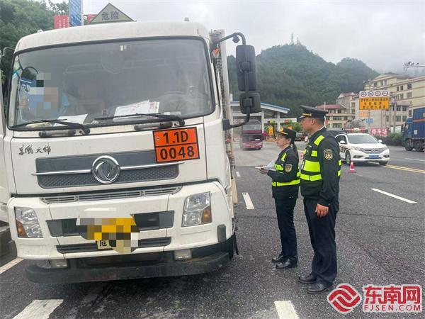 執法人員現場檢查危險品運輸車輛.jpg 執法人員現場檢查危險品運輸車輛.jpg