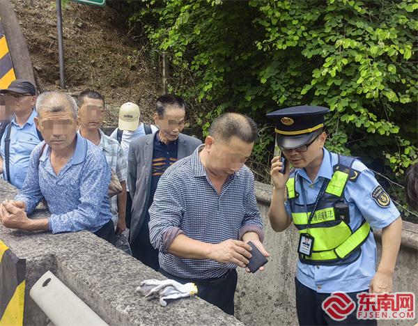 協助司機撥打12122報警.jpg 協助司機撥打12122報警.jpg