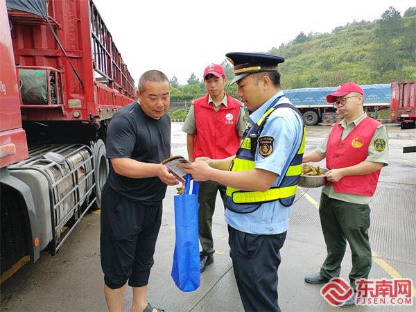 工作人員送上粽子并現場普法_副本.jpg 工作人員送上粽子并現場普法_副本.jpg