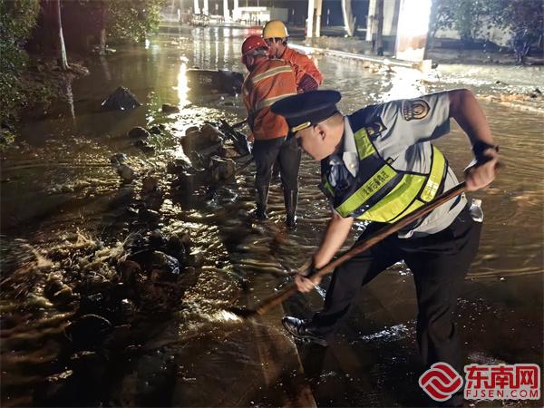 各部門工作人員疏通排水.jpg 各部門工作人員疏通排水.jpg