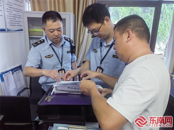 執法人員核查相關資料.jpg 執法人員核查相關資料.jpg